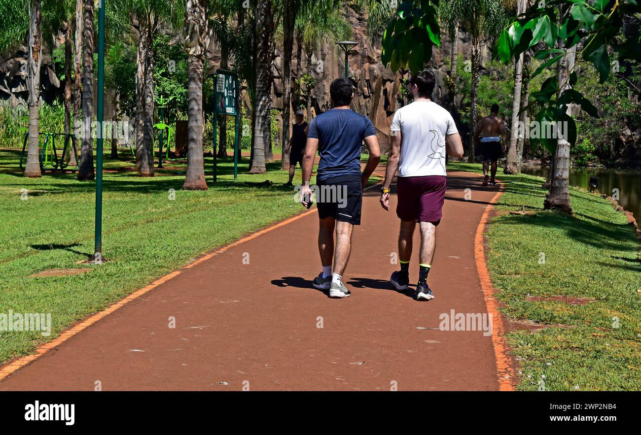 RIBEIRAO PRETO, SAO PAULO, BRASIL - 29 de diciembre de 2023: Hombres adultos caminando en el parque público Foto de stock