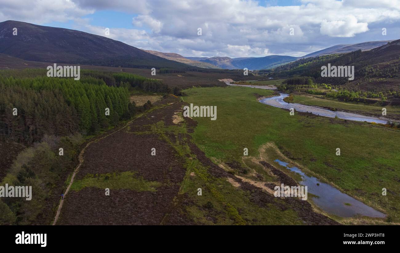 Vista aérea de Glen Muick en el Parque Nacional Cairngorms de las Tierras Altas Escocesas de Escocia Reino Unido - Foto: Geopix Foto de stock