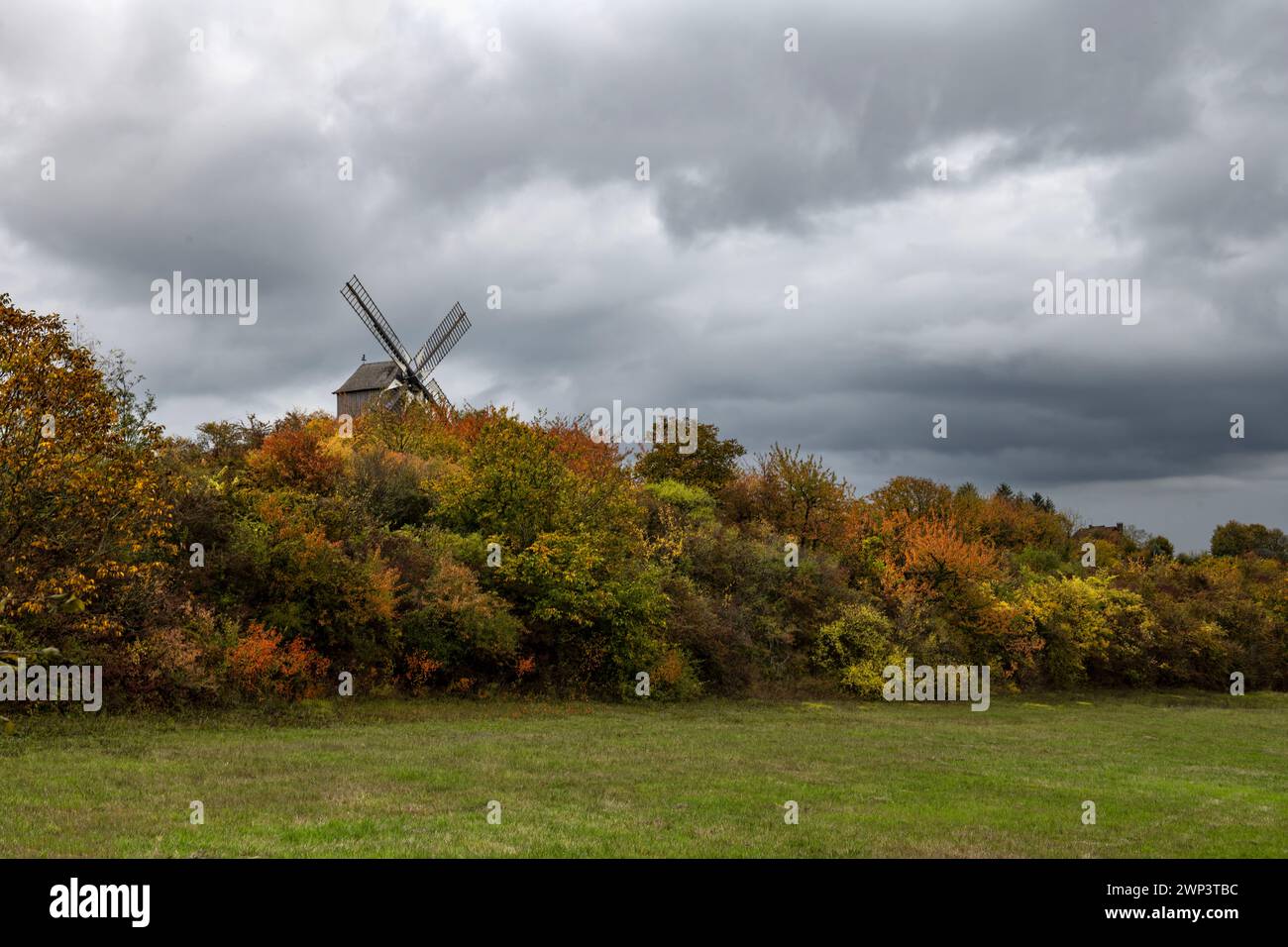 Molino de viento en el pueblo de Dosches en Francia Foto de stock