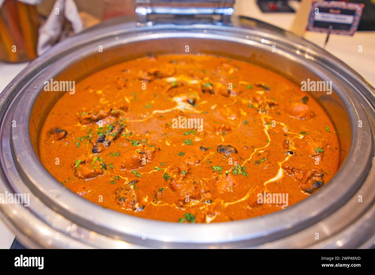 curry de pollo con mantequilla en un buffet Foto de stock