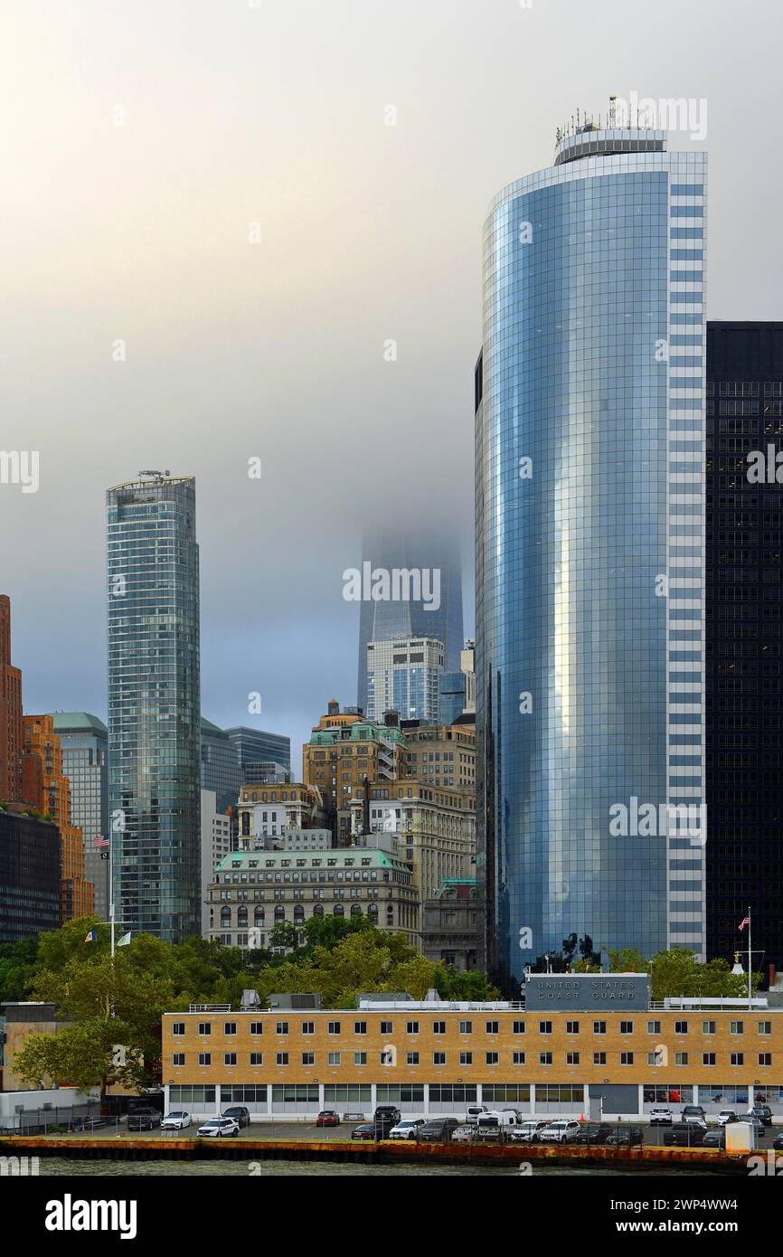 Edificio alto 17 State Street en Battery Park, One World Trade Centre o Freedom Tower en las nubes, Distrito financiero, Bajo Manhattan, Nuevo Foto de stock