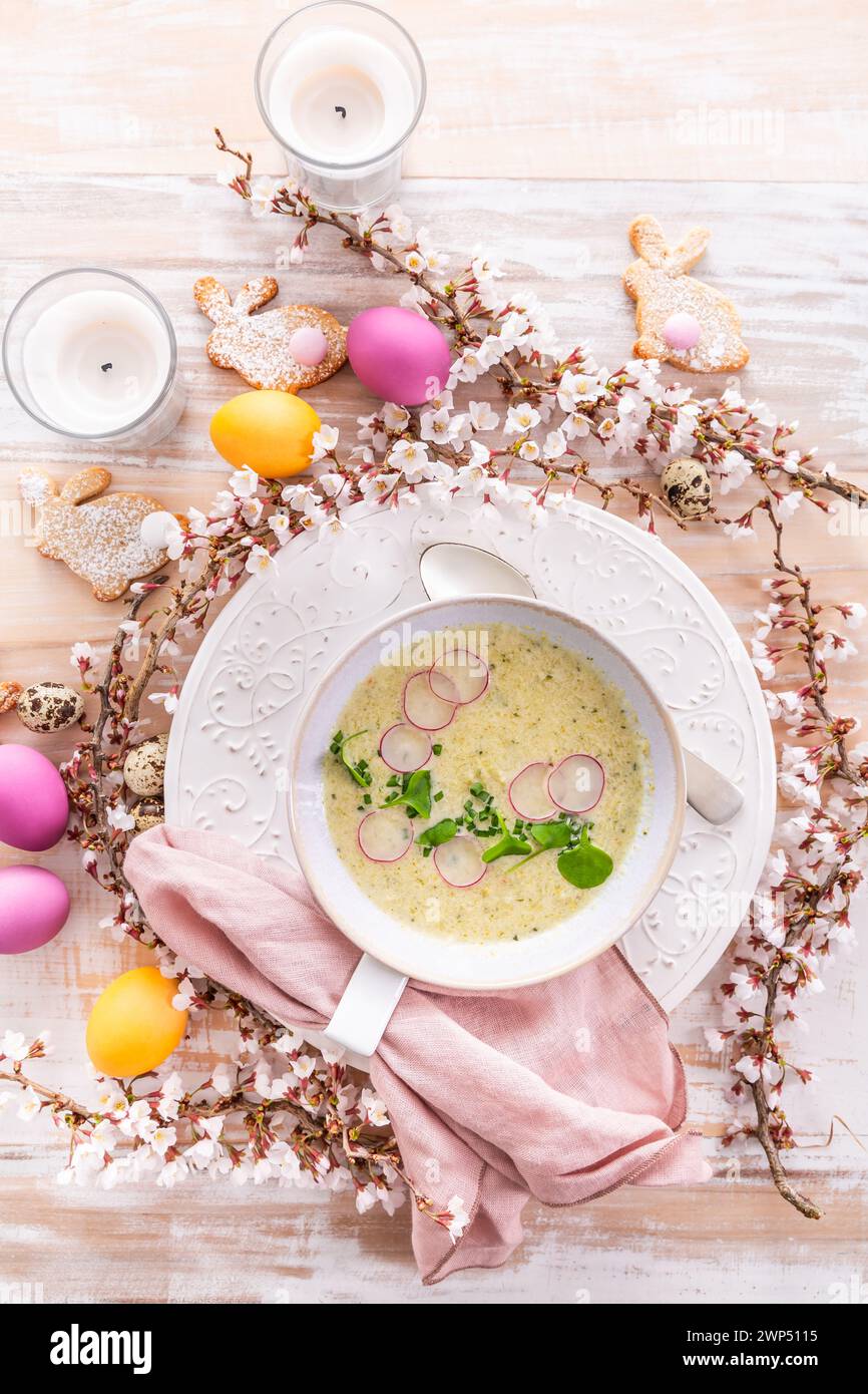 Sopa de verduras con calabacín, coliflor y rábano para Pascua con huevos de colores Foto de stock