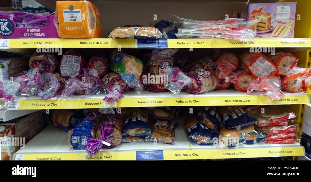 Reducir a limpiar los productos de panadería en el estante del supermercado Tesco, alimentos de etiqueta amarilla Foto de stock