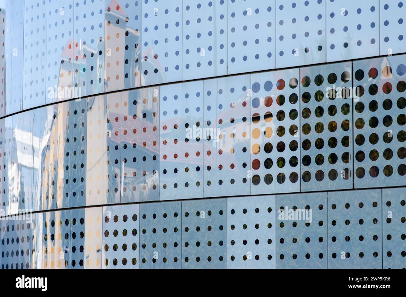 Fachada de edificio moderno, con un innovador sistema de protección solar diseñado en una fachada de vidrio orientada al sur. edificio semicircular, con líneas onduladas de mol Foto de stock