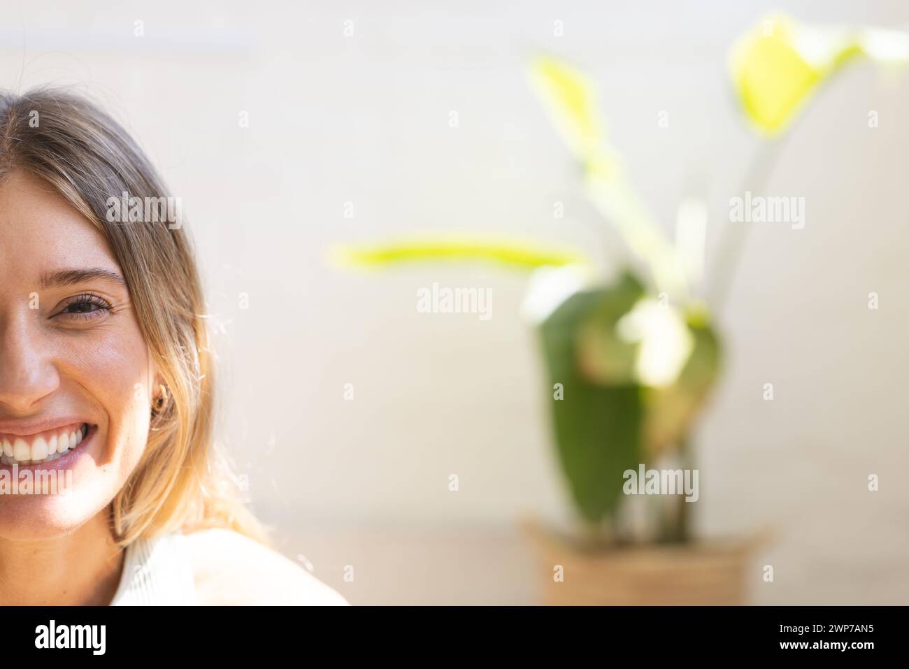 Mujer caucásica joven con una sonrisa radiante, cabello marrón claro, con espacio de copia Foto de stock