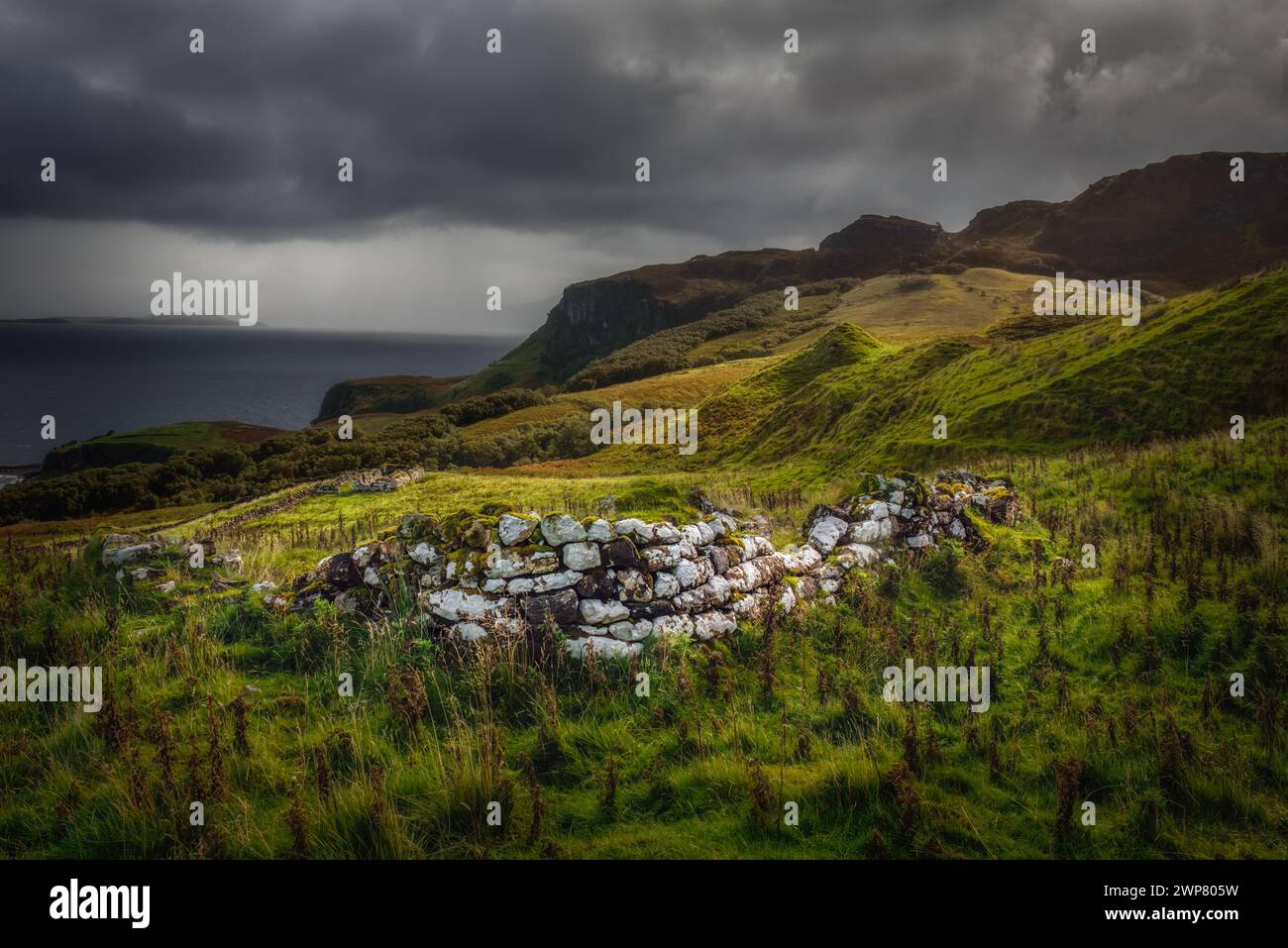 Mirando hacia la isla Crowlin desde Hallaig en la isla de Raasay, Escocia Foto de stock