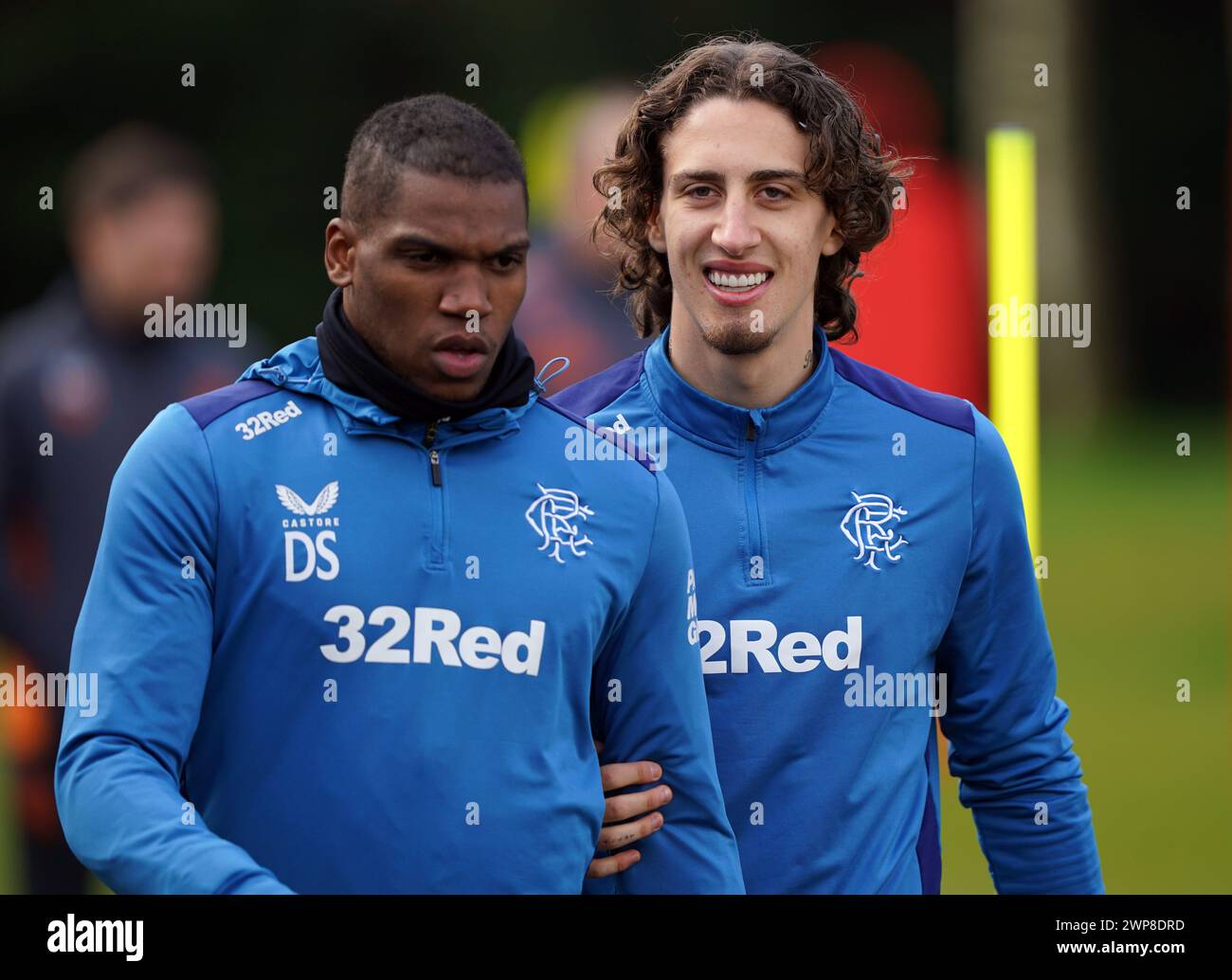 Fabio Silva y Dujon Sterling de los Rangers (izquierda) durante una ...