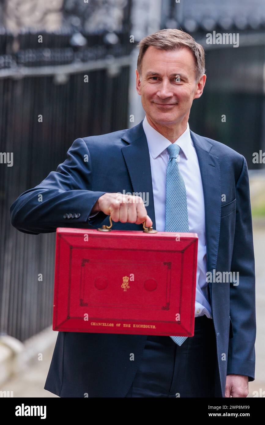 Downing Street, Londres, Reino Unido. 6 de marzo de 2024. El canciller de Hacienda, Jeremy Hunt, sale de la calle Downing n.º 11 con la famosa caja roja de presupuesto antes de dar su declaración de primavera al Parlamento. Foto de Amanda Rose/Alamy Live News Foto de stock