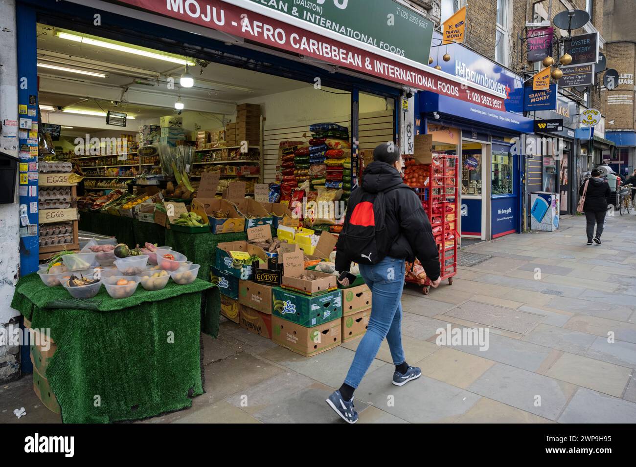 Londres, Reino Unido. 6 de marzo de 2024. Una tienda de alimentos en Dalston, al este de Londres, como Jeremy Hunt, Canciller de Hacienda, da su discurso de Presupuesto a los parlamentarios en la Cámara de los Comunes. Crédito: Stephen Chung / Alamy Live News Foto de stock
