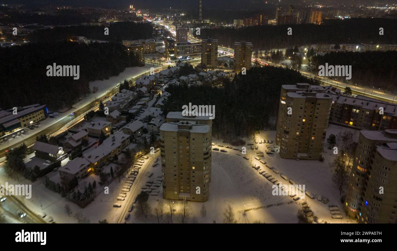Fotografía con drones de un bloque de apartamentos en la ciudad durante la noche nublada de invierno Foto de stock