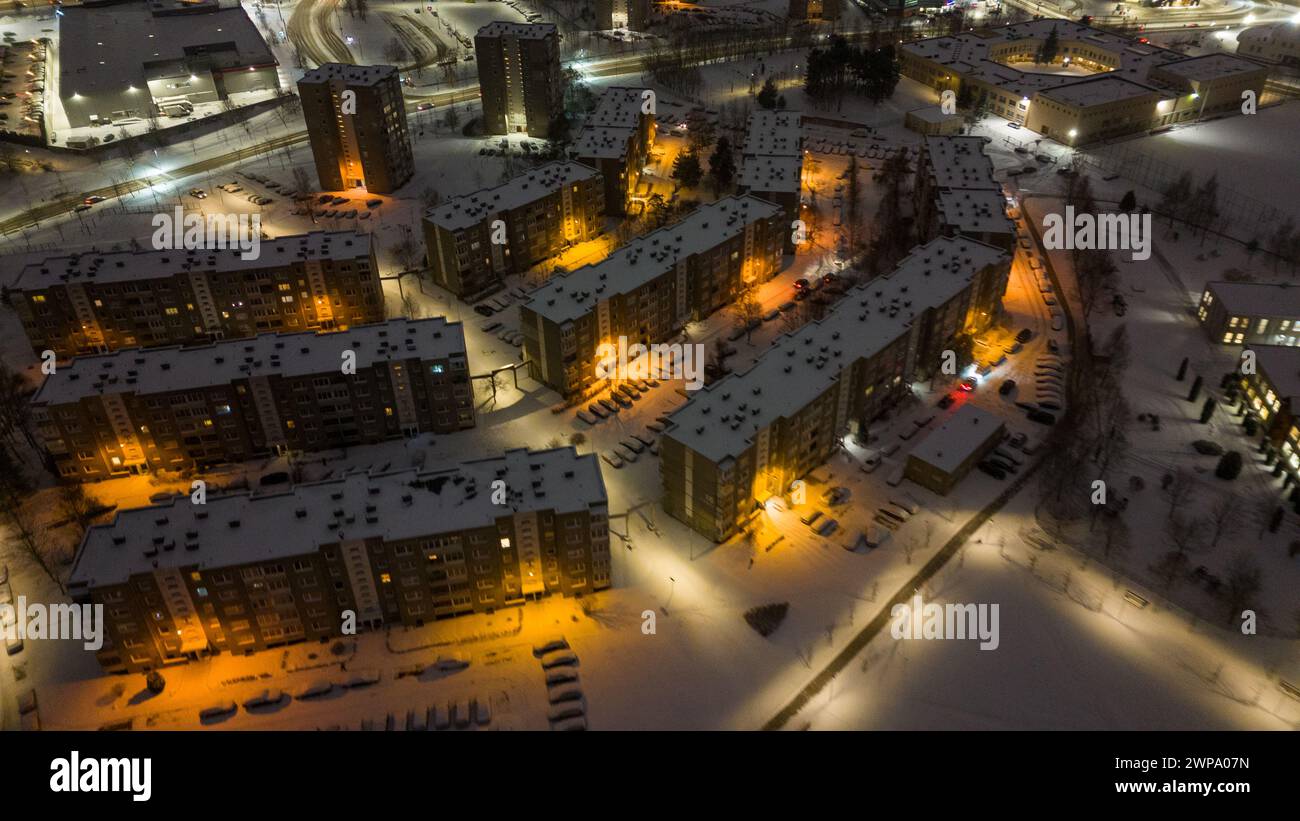 Fotografía con drones de un bloque de apartamentos en la ciudad durante la noche nublada de invierno Foto de stock