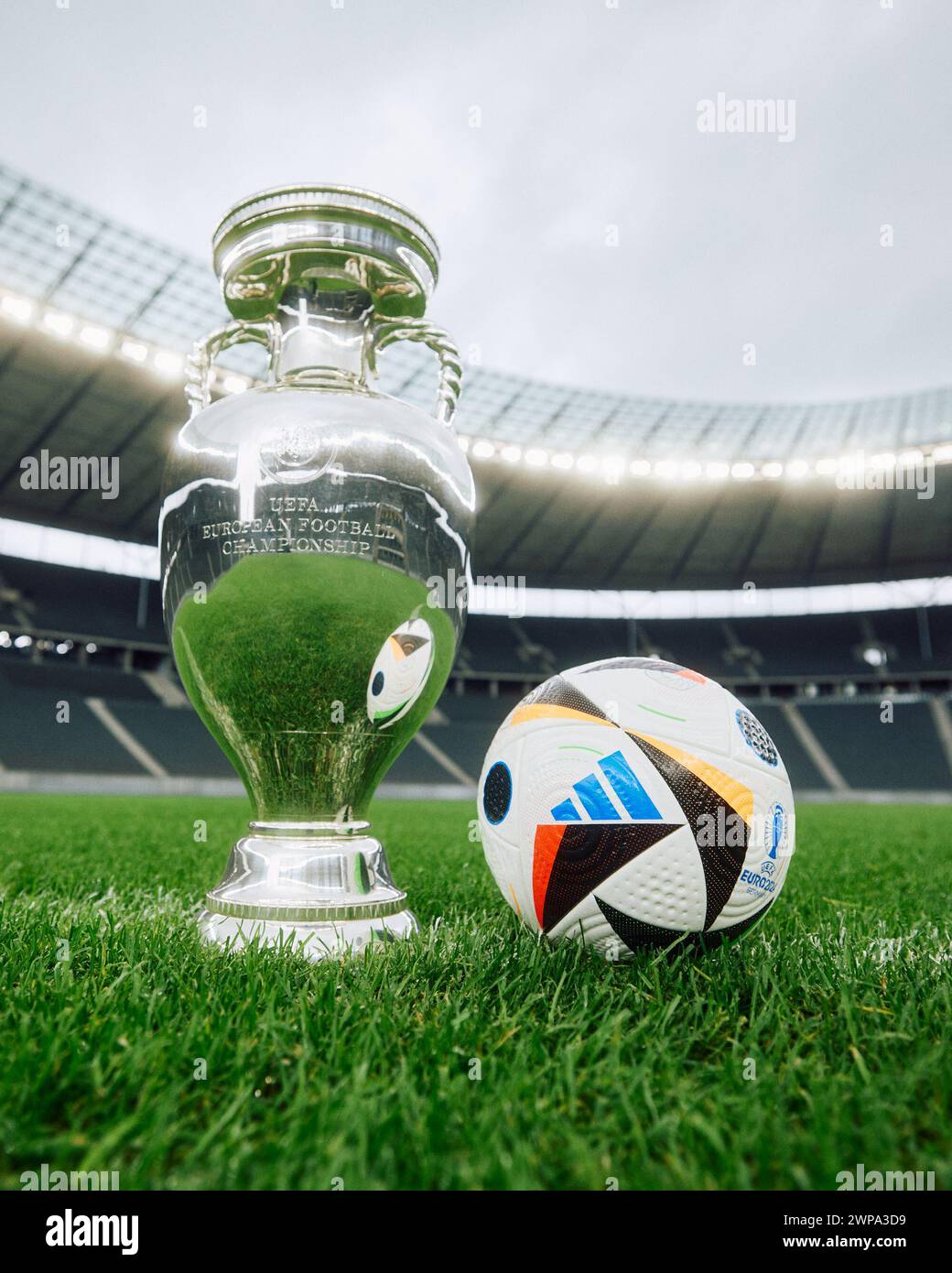 Imagen simbólica de la UEFA Euro 2024: Fussballliebe y trofeo oficial del campeonato en el campo de juego del estadio de Berlín Foto de stock