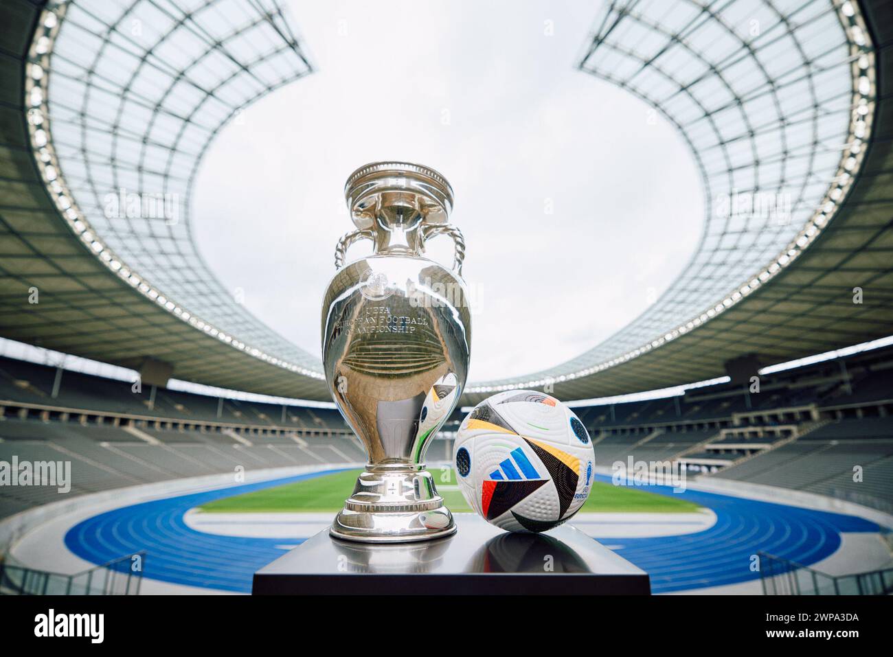 Imagen simbólica de la UEFA Euro 2024: Fussballliebe y trofeo oficial del campeonato en el estadio de Berlín Foto de stock