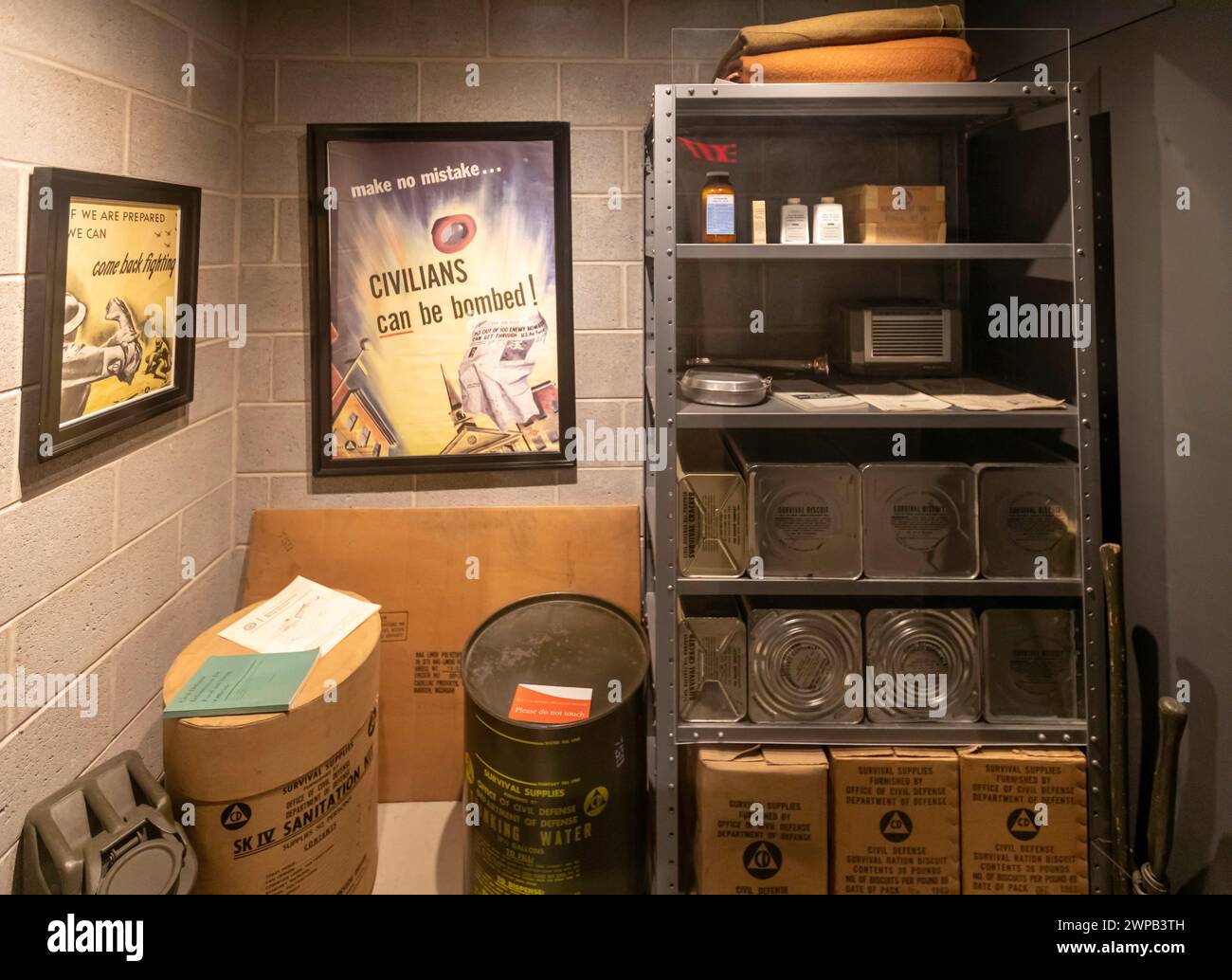 Lansing, Michigan - El Museo de Historia de Michigan. Se muestra un refugio antibomba. Muchos residentes construyeron refugios antibombas para sus hogares durante la primera Guerra Fría Foto de stock