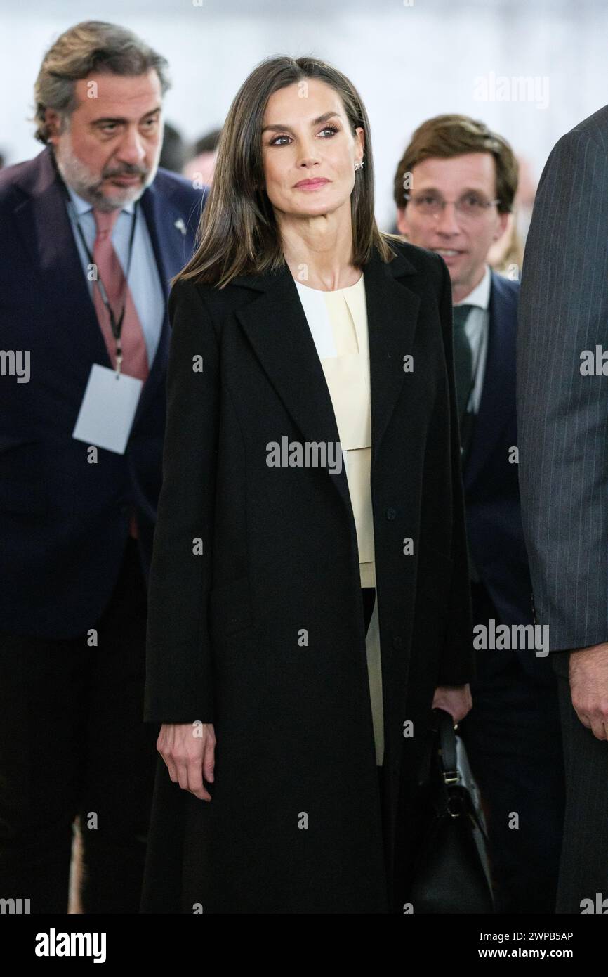 La Reina Letizia de España y el Rey Felipe VI de España inauguran la ...