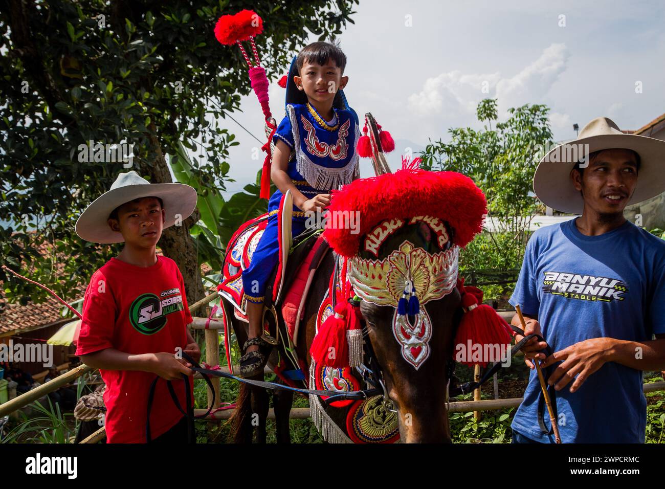 Sumedang, Java Occidental, Indonesia. 7 de marzo de 2024. Los niños montan un caballo bailando durante la actuación en Tanjungsari, Sumedang Regency. Caballo Danzante, también conocido como ''Kuda Renggong'', es una de las artes escénicas tradicionales y culturales de Sumedang La palabra ''renggong'' proviene del Sundanese ''ronggeng'' o ''kamonesan'' que significa habilidad. El caballo renggong ha sido entrenado en sus habilidades para poder bailar según el acompañamiento de la música tradicional Sundanesa. (Imagen de crédito: © Algi Febri Sugita/ZUMA Press Wire) ¡SOLO USO EDITORIAL! No para USO comercial! Foto de stock