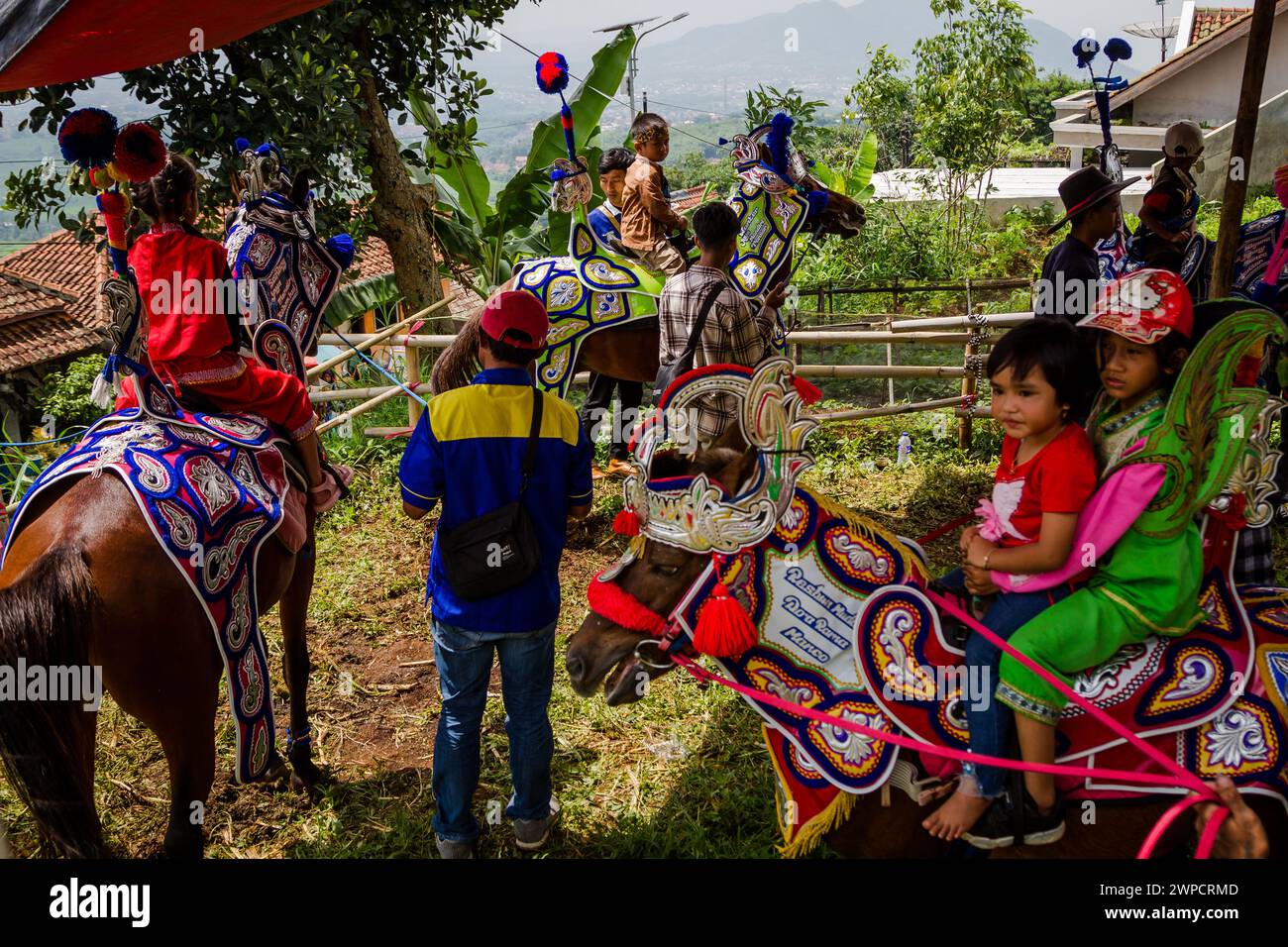 Sumedang, Java Occidental, Indonesia. 7 de marzo de 2024. Los niños montan un caballo bailando durante la actuación en Tanjungsari, Sumedang Regency. Caballo Danzante, también conocido como ''Kuda Renggong'', es una de las artes escénicas tradicionales y culturales de Sumedang La palabra ''renggong'' proviene del Sundanese ''ronggeng'' o ''kamonesan'' que significa habilidad. El caballo renggong ha sido entrenado en sus habilidades para poder bailar según el acompañamiento de la música tradicional Sundanesa. (Imagen de crédito: © Algi Febri Sugita/ZUMA Press Wire) ¡SOLO USO EDITORIAL! No para USO comercial! Foto de stock