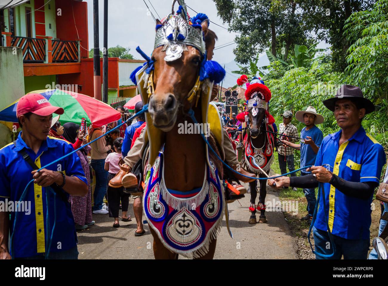 Sumedang, Java Occidental, Indonesia. 7 de marzo de 2024. Los niños montan un caballo bailando durante la actuación en Tanjungsari, Sumedang Regency. Caballo Danzante, también conocido como ''Kuda Renggong'', es una de las artes escénicas tradicionales y culturales de Sumedang La palabra ''renggong'' proviene del Sundanese ''ronggeng'' o ''kamonesan'' que significa habilidad. El caballo renggong ha sido entrenado en sus habilidades para poder bailar según el acompañamiento de la música tradicional Sundanesa. (Imagen de crédito: © Algi Febri Sugita/ZUMA Press Wire) ¡SOLO USO EDITORIAL! No para USO comercial! Foto de stock