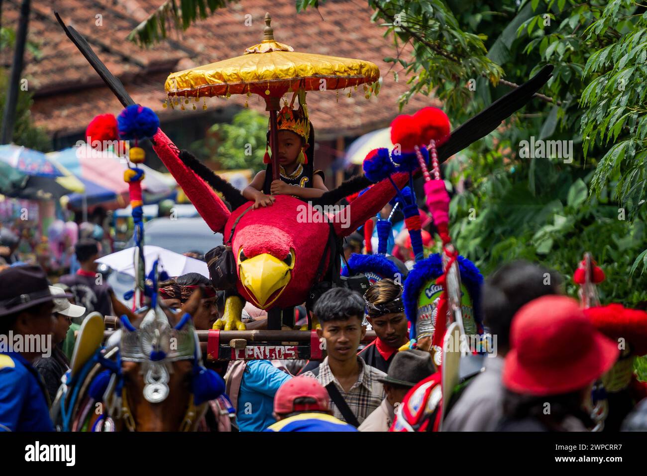Sumedang, Java Occidental, Indonesia. 7 de marzo de 2024. Los niños montan un pájaro águila durante la actuación en Tanjungsari, Sumedang Regency. Caballo Danzante, también conocido como ''Kuda Renggong'', es una de las artes escénicas tradicionales y culturales de Sumedang La palabra ''renggong'' proviene del Sundanese ''ronggeng'' o ''kamonesan'' que significa habilidad. El caballo renggong ha sido entrenado en sus habilidades para poder bailar según el acompañamiento de la música tradicional Sundanesa. (Imagen de crédito: © Algi Febri Sugita/ZUMA Press Wire) ¡SOLO USO EDITORIAL! No para USO comercial! Foto de stock
