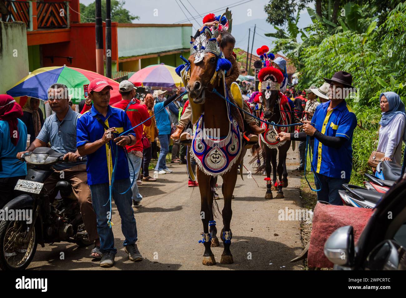 Sumedang, Java Occidental, Indonesia. 7 de marzo de 2024. Los niños montan un caballo bailando durante la actuación en Tanjungsari, Sumedang Regency. Caballo Danzante, también conocido como ''Kuda Renggong'', es una de las artes escénicas tradicionales y culturales de Sumedang La palabra ''renggong'' proviene del Sundanese ''ronggeng'' o ''kamonesan'' que significa habilidad. El caballo renggong ha sido entrenado en sus habilidades para poder bailar según el acompañamiento de la música tradicional Sundanesa. (Imagen de crédito: © Algi Febri Sugita/ZUMA Press Wire) ¡SOLO USO EDITORIAL! No para USO comercial! Foto de stock