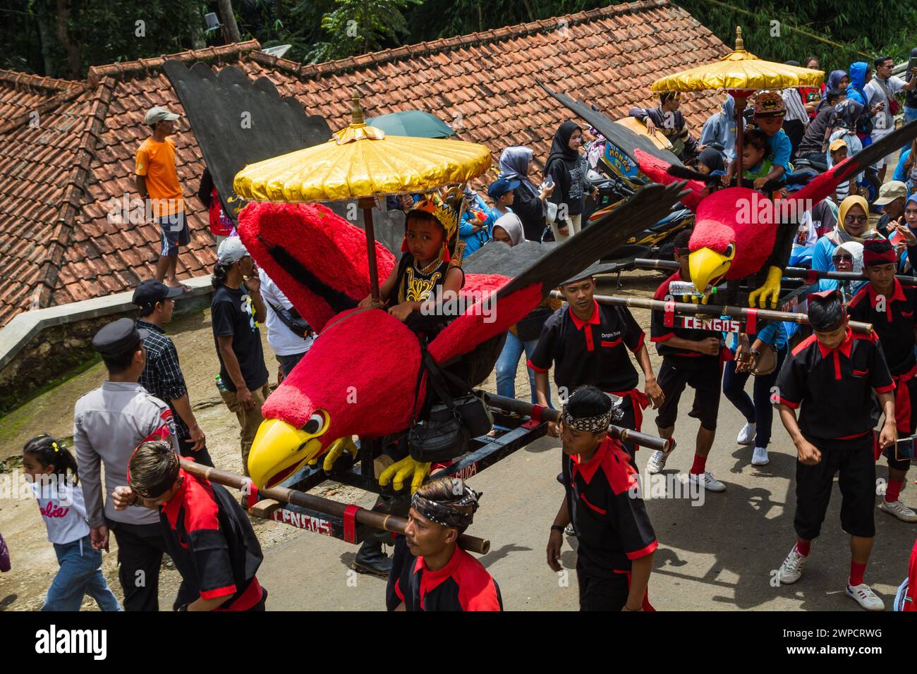 Sumedang, Java Occidental, Indonesia. 7 de marzo de 2024. Los niños montan un pájaro águila durante la actuación en Tanjungsari, Sumedang Regency. Caballo Danzante, también conocido como ''Kuda Renggong'', es una de las artes escénicas tradicionales y culturales de Sumedang La palabra ''renggong'' proviene del Sundanese ''ronggeng'' o ''kamonesan'' que significa habilidad. El caballo renggong ha sido entrenado en sus habilidades para poder bailar según el acompañamiento de la música tradicional Sundanesa. (Imagen de crédito: © Algi Febri Sugita/ZUMA Press Wire) ¡SOLO USO EDITORIAL! No para USO comercial! Foto de stock