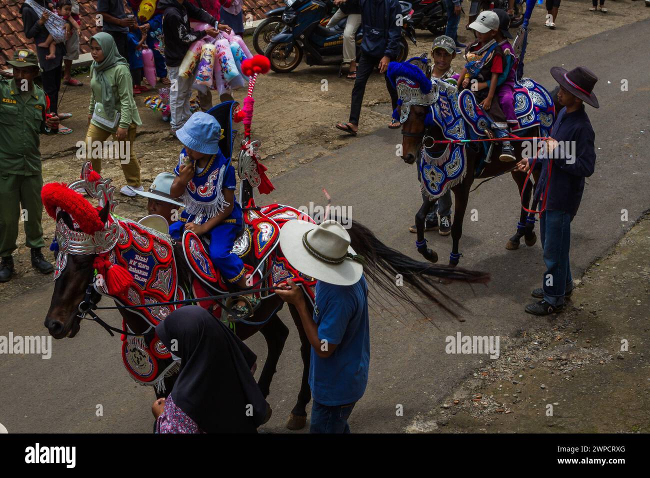 Sumedang, Java Occidental, Indonesia. 7 de marzo de 2024. Los niños montan un caballo bailando durante la actuación en Tanjungsari, Sumedang Regency. Caballo Danzante, también conocido como ''Kuda Renggong'', es una de las artes escénicas tradicionales y culturales de Sumedang La palabra ''renggong'' proviene del Sundanese ''ronggeng'' o ''kamonesan'' que significa habilidad. El caballo renggong ha sido entrenado en sus habilidades para poder bailar según el acompañamiento de la música tradicional Sundanesa. (Imagen de crédito: © Algi Febri Sugita/ZUMA Press Wire) ¡SOLO USO EDITORIAL! No para USO comercial! Foto de stock