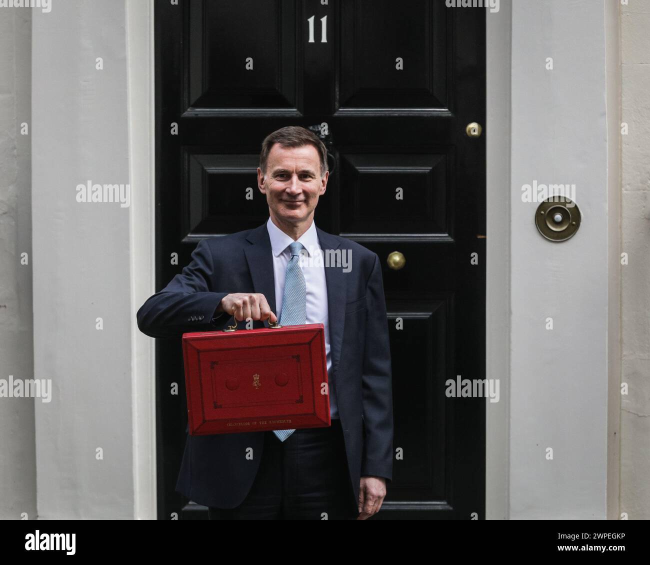 Londres, Reino Unido. 06 de marzo de 2024. Jeremy Hunt, MP, Canciller de Hacienda y su equipo del Tesoro, fuera de la calle Downing 11 con la icónica caja roja de despacho, antes de entregar el Presupuesto de Primavera al Parlamento. Crédito: Imageplotter/Alamy Live News Foto de stock