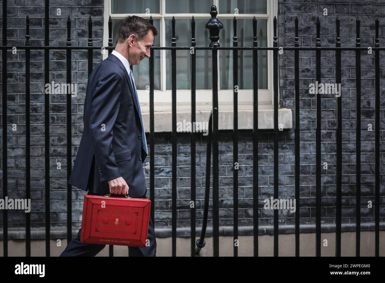 Londres, Reino Unido. 06 de marzo de 2024. Jeremy Hunt, MP, Canciller de Hacienda camina a lo largo de Downing Street después de revelar la caja roja de despacho que contiene el presupuesto de primavera para imprimir, antes de presentarlo al Parlamento. Inesperadamente, Hunt volvió brevemente al No 11, antes, y luego salió de nuevo a través del No 10, a diferencia de años anteriores. Crédito: Imageplotter/Alamy Live News Foto de stock