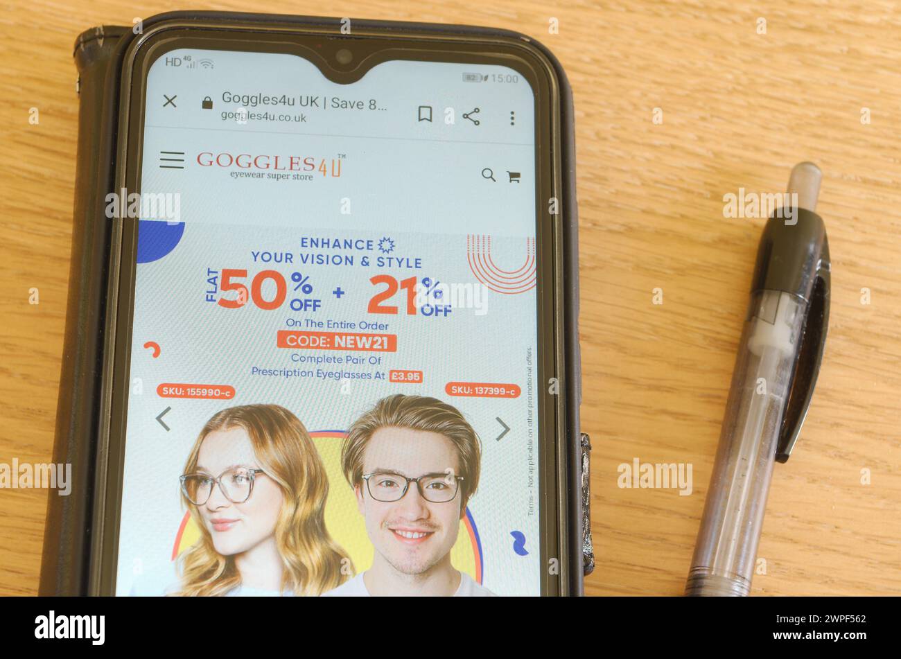 Goggles4U.co.uk Sitio web en un smartphone Foto de stock