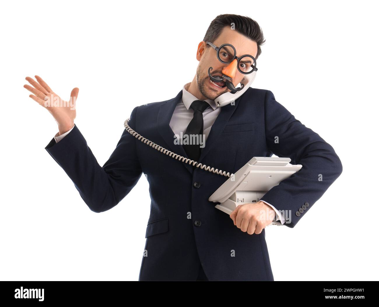 Hombre de negocios joven en disfraz divertido hablando por teléfono sobre fondo blanco Foto de stock