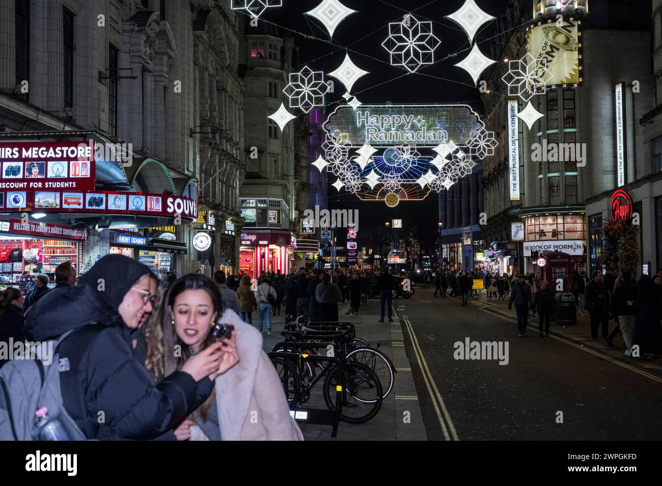 Londres, Reino Unido. 7 de marzo de 2024. La instalación de luces de Ramadán en Coventry Street, cerca de Piccadilly Circus, ha sido activada oficialmente por Sadiq Khan, alcalde de Londres, antes del primer día del Ramadán 2024 el 11 de marzo. Las luces permanecerán iluminadas durante todo el mes de Ramadán. Crédito: Stephen Chung / Alamy Live News Foto de stock