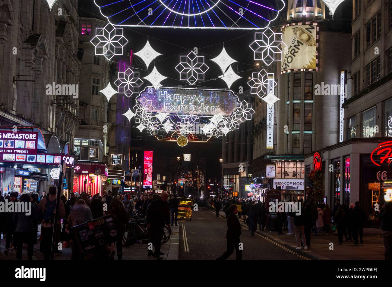 Londres, Reino Unido. 7 de marzo de 2024. La instalación de luces de Ramadán en Coventry Street, cerca de Piccadilly Circus, ha sido activada oficialmente por Sadiq Khan, alcalde de Londres, antes del primer día del Ramadán 2024 el 11 de marzo. Las luces permanecerán iluminadas durante todo el mes de Ramadán. Crédito: Stephen Chung / Alamy Live News Foto de stock