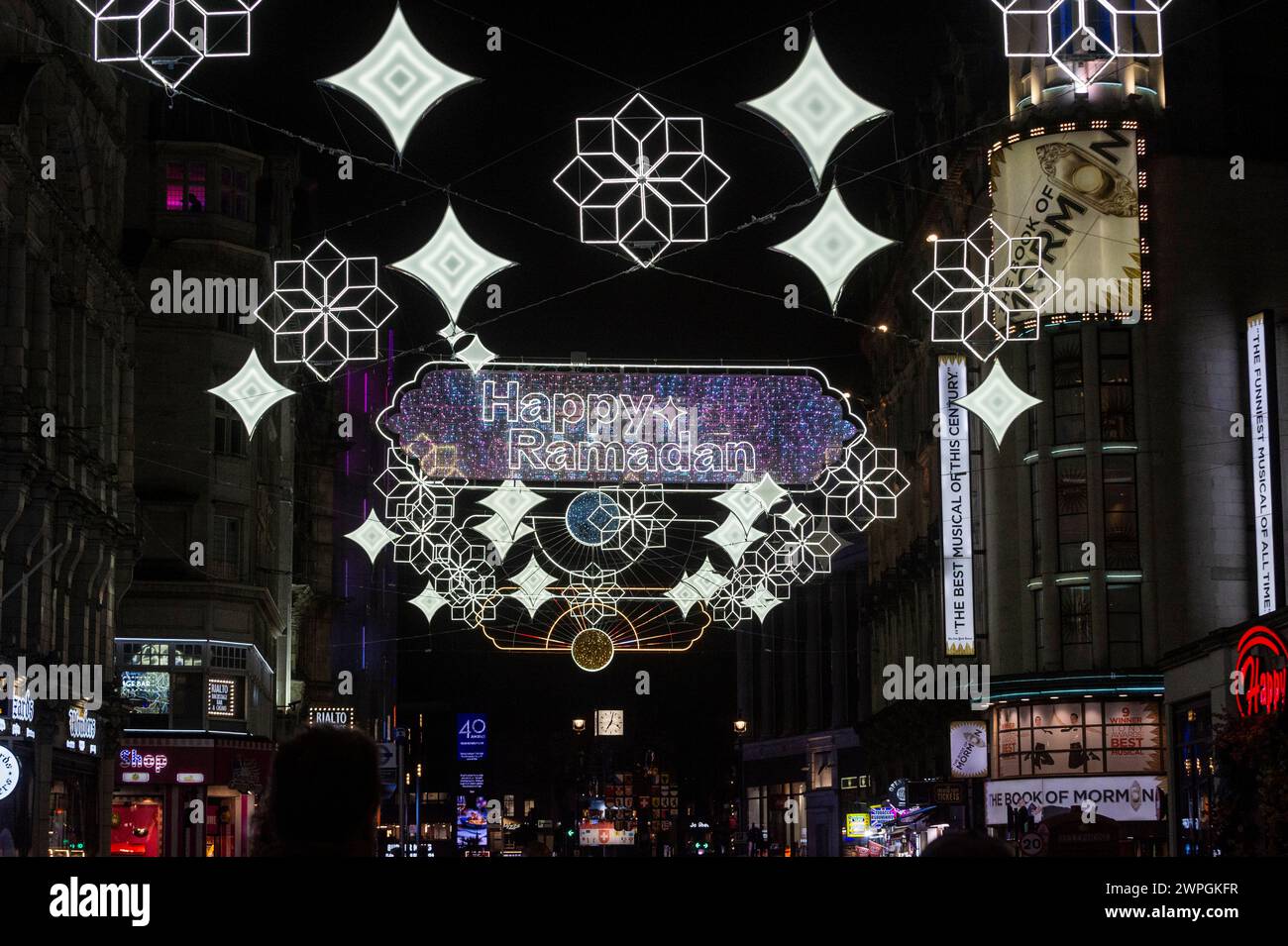 Londres, Reino Unido. 7 de marzo de 2024. La instalación de luces de Ramadán en Coventry Street, cerca de Piccadilly Circus, ha sido activada oficialmente por Sadiq Khan, alcalde de Londres, antes del primer día del Ramadán 2024 el 11 de marzo. Las luces permanecerán iluminadas durante todo el mes de Ramadán. Crédito: Stephen Chung / Alamy Live News Foto de stock