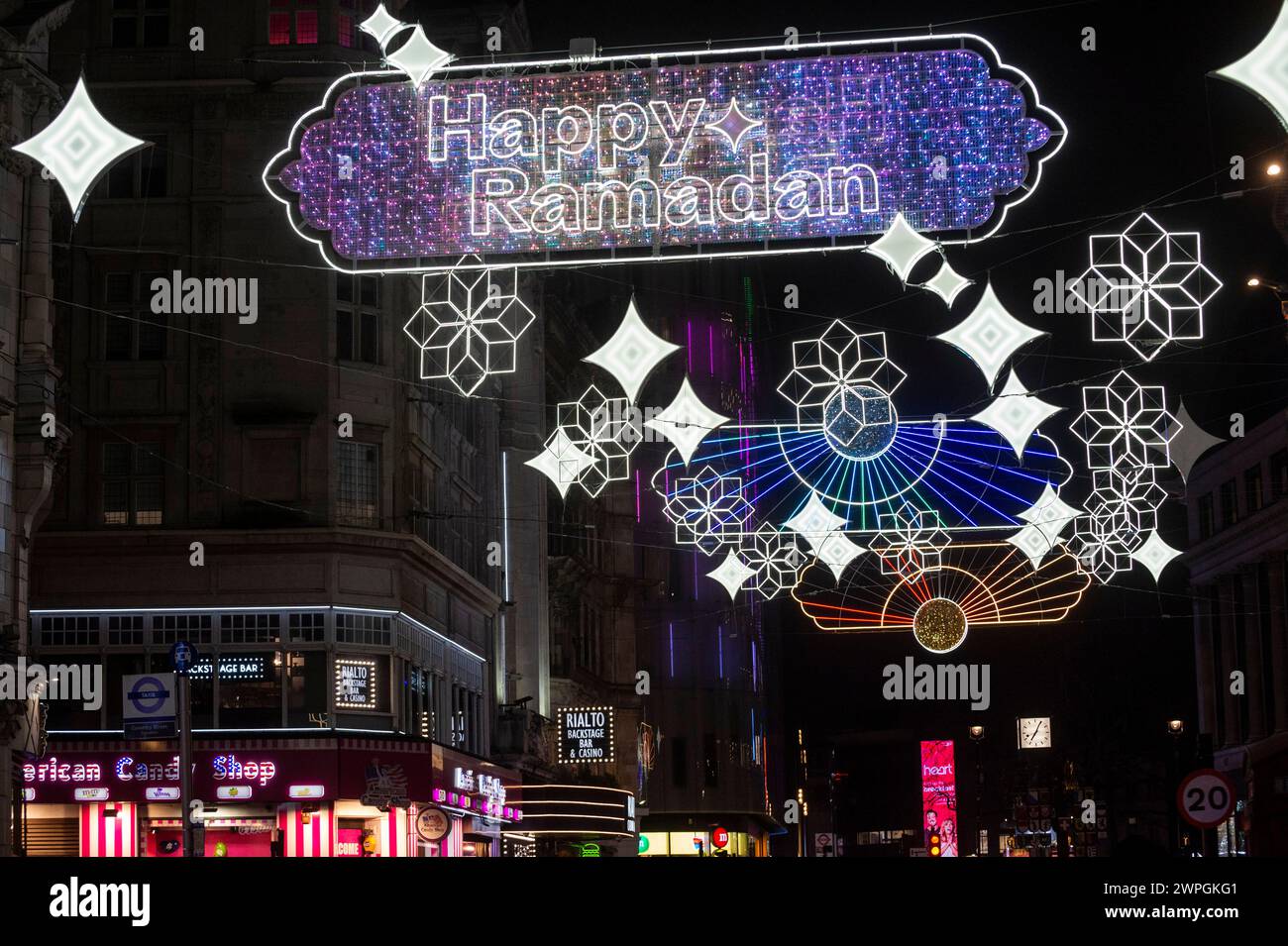 Londres, Reino Unido. 7 de marzo de 2024. La instalación de luces de Ramadán en Coventry Street, cerca de Piccadilly Circus, ha sido activada oficialmente por Sadiq Khan, alcalde de Londres, antes del primer día del Ramadán 2024 el 11 de marzo. Las luces permanecerán iluminadas durante todo el mes de Ramadán. Crédito: Stephen Chung / Alamy Live News Foto de stock