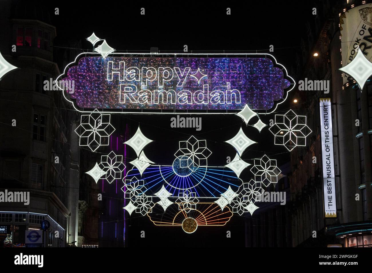Londres, Reino Unido. 7 de marzo de 2024. La instalación de luces de Ramadán en Coventry Street, cerca de Piccadilly Circus, ha sido activada oficialmente por Sadiq Khan, alcalde de Londres, antes del primer día del Ramadán 2024 el 11 de marzo. Las luces permanecerán iluminadas durante todo el mes de Ramadán. Crédito: Stephen Chung / Alamy Live News Foto de stock