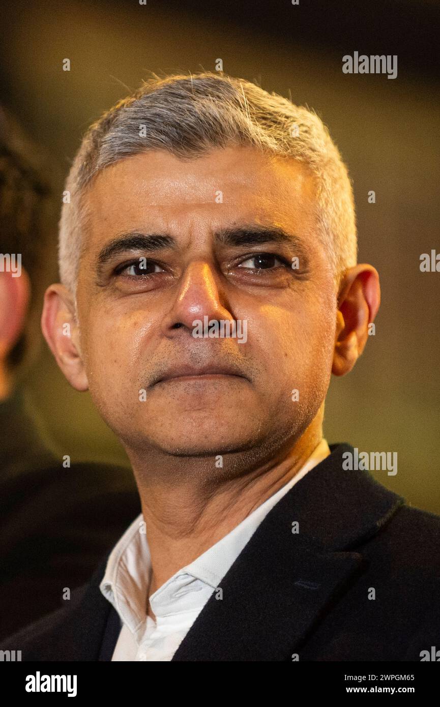 Londres, Reino Unido. 7 de marzo de 2024. Sadiq Khan, alcalde de Londres, enciende oficialmente la instalación de luces de Ramadán en la calle Coventry, cerca de Piccadilly Circus, antes del primer día del Ramadán 2024, el 11 de marzo. Las luces permanecerán iluminadas durante todo el mes de Ramadán. Crédito: Stephen Chung / Alamy Live News Foto de stock