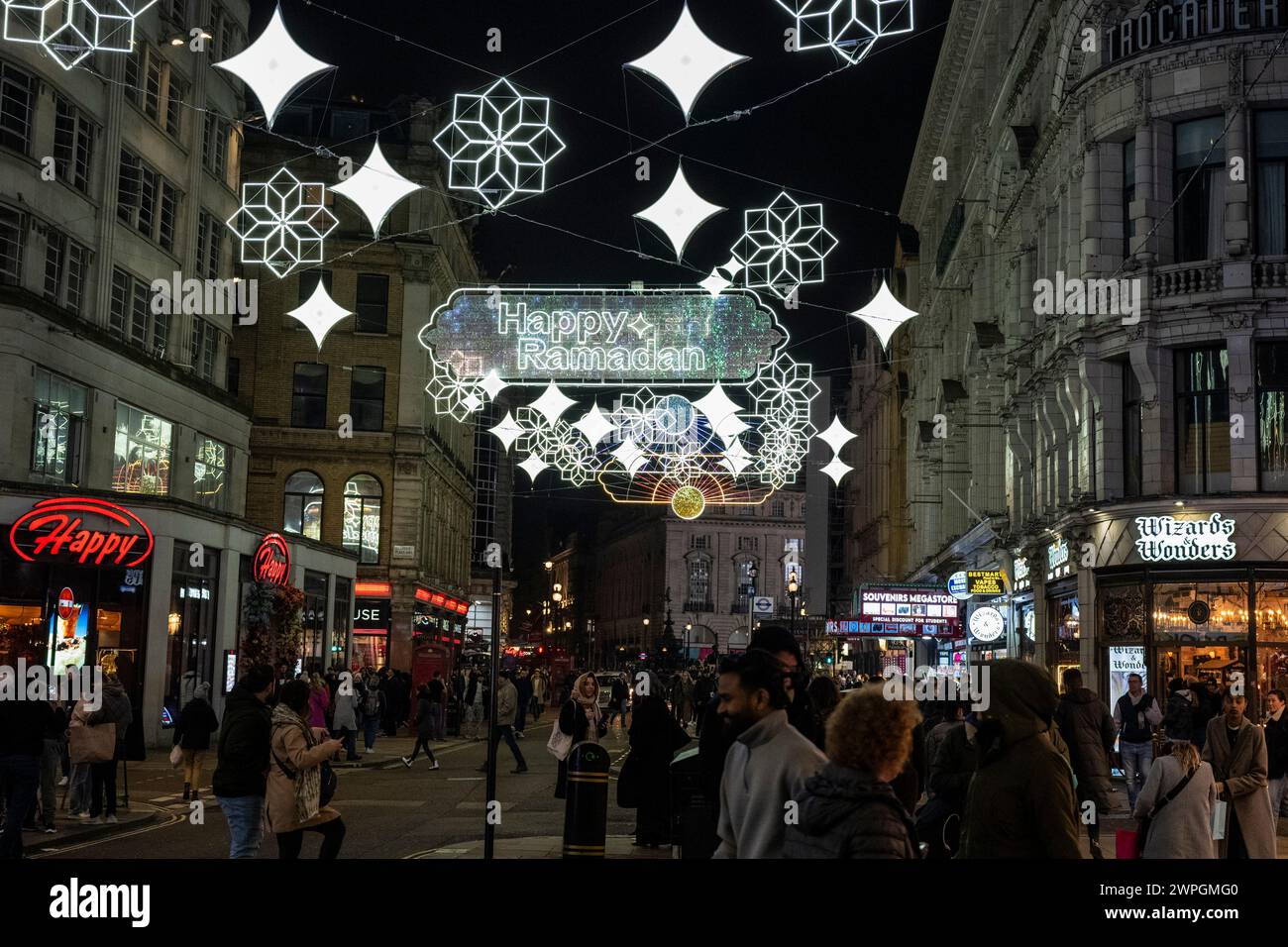 Londres, Reino Unido. 7 de marzo de 2024. La instalación de luces de Ramadán en Coventry Street, cerca de Piccadilly Circus, ha sido activada oficialmente por Sadiq Khan, alcalde de Londres, antes del primer día del Ramadán 2024 el 11 de marzo. Las luces permanecerán iluminadas durante todo el mes de Ramadán. Crédito: Stephen Chung / Alamy Live News Foto de stock