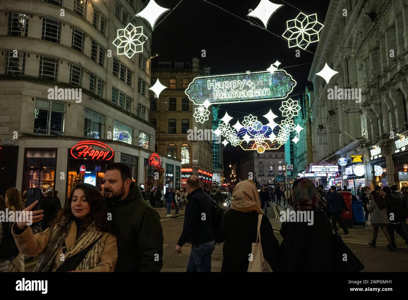 Londres, Reino Unido. 7 de marzo de 2024. La instalación de luces de Ramadán en Coventry Street, cerca de Piccadilly Circus, ha sido activada oficialmente por Sadiq Khan, alcalde de Londres, antes del primer día del Ramadán 2024 el 11 de marzo. Las luces permanecerán iluminadas durante todo el mes de Ramadán. Crédito: Stephen Chung / Alamy Live News Foto de stock