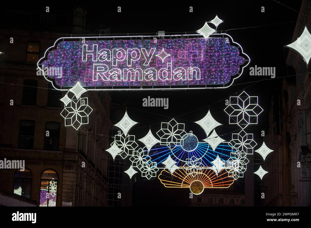 Londres, Reino Unido. 7 de marzo de 2024. La instalación de luces de Ramadán en Coventry Street, cerca de Piccadilly Circus, ha sido activada oficialmente por Sadiq Khan, alcalde de Londres, antes del primer día del Ramadán 2024 el 11 de marzo. Las luces permanecerán iluminadas durante todo el mes de Ramadán. Crédito: Stephen Chung / Alamy Live News Foto de stock