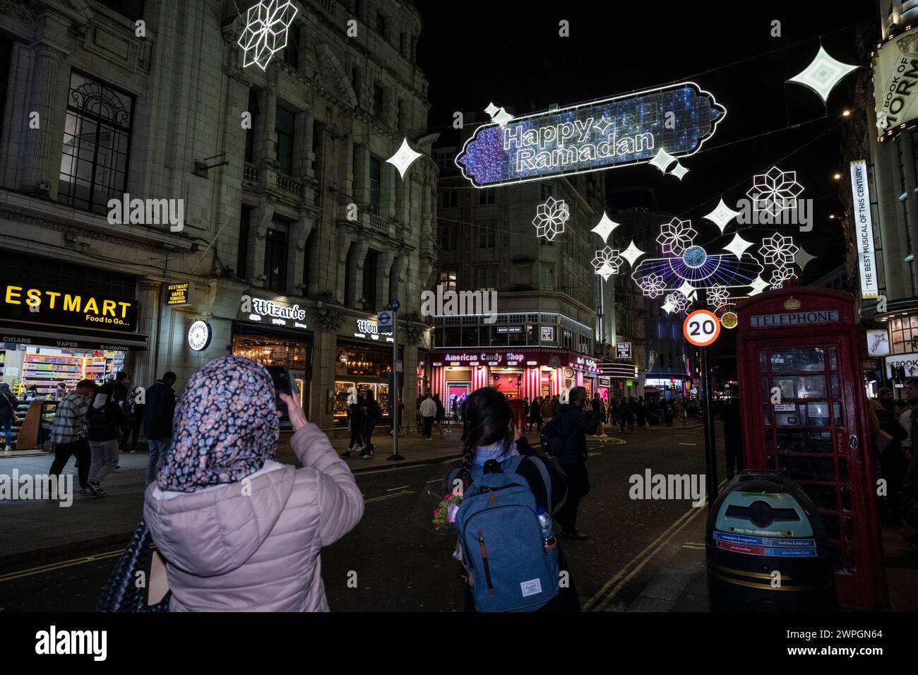 Londres, Reino Unido. 7 de marzo de 2024. La instalación de luces de Ramadán en Coventry Street, cerca de Piccadilly Circus, ha sido activada oficialmente por Sadiq Khan, alcalde de Londres, antes del primer día del Ramadán 2024 el 11 de marzo. Las luces permanecerán iluminadas durante todo el mes de Ramadán. Crédito: Stephen Chung / Alamy Live News Foto de stock