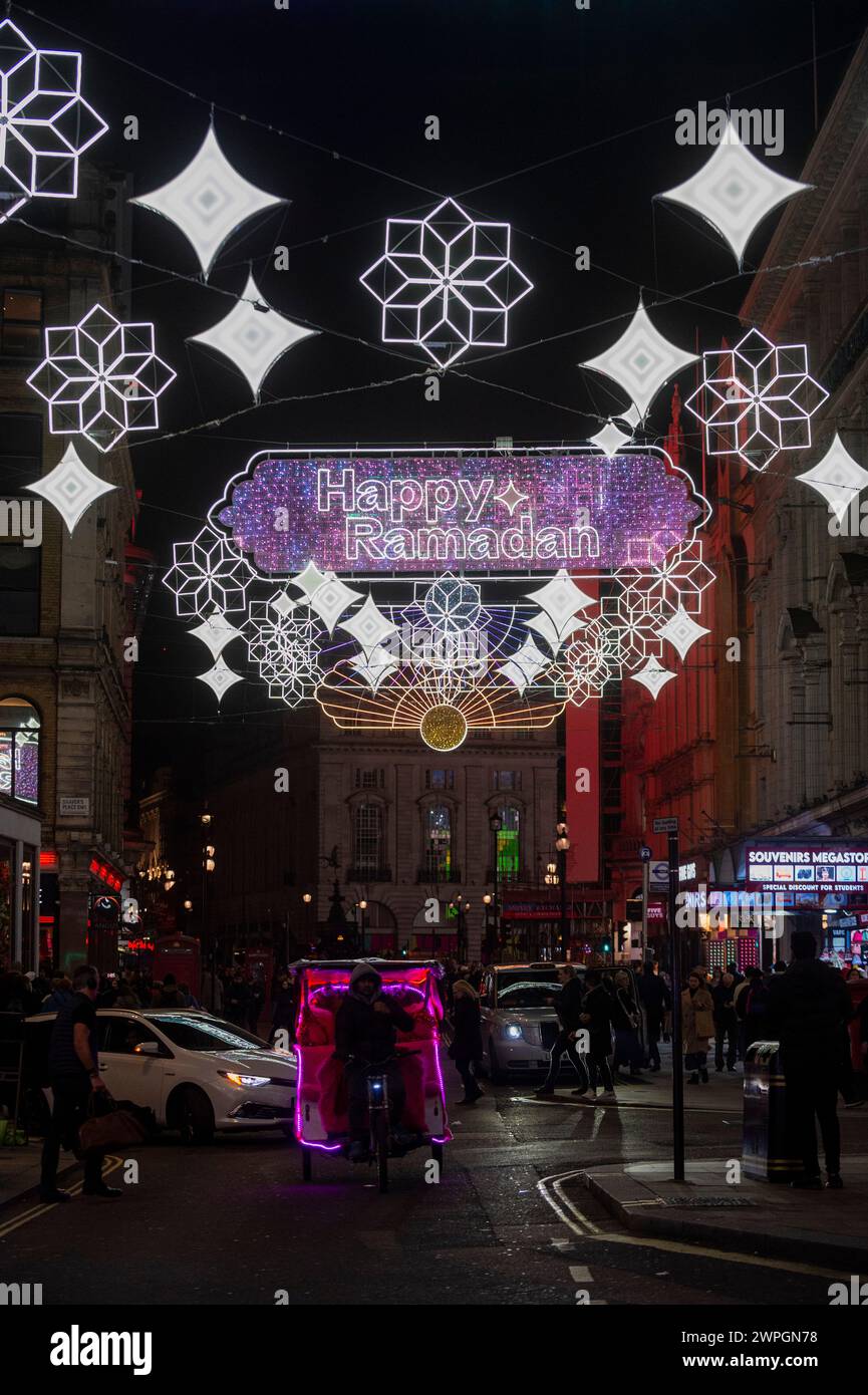 Londres, Reino Unido. 7 de marzo de 2024. La instalación de luces de Ramadán en Coventry Street, cerca de Piccadilly Circus, ha sido activada oficialmente por Sadiq Khan, alcalde de Londres, antes del primer día del Ramadán 2024 el 11 de marzo. Las luces permanecerán iluminadas durante todo el mes de Ramadán. Crédito: Stephen Chung / Alamy Live News Foto de stock