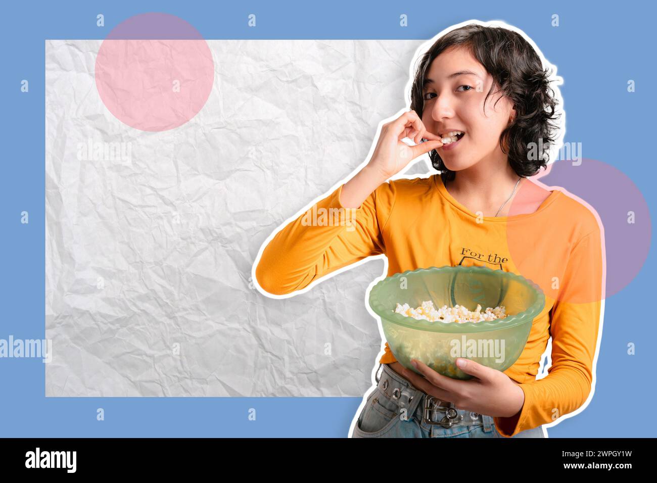 Foto creativa, collage, chica joven en un fondo colorido hace expresiones, ella está comiendo palomitas de maíz, banner para las redes sociales. Foto de stock