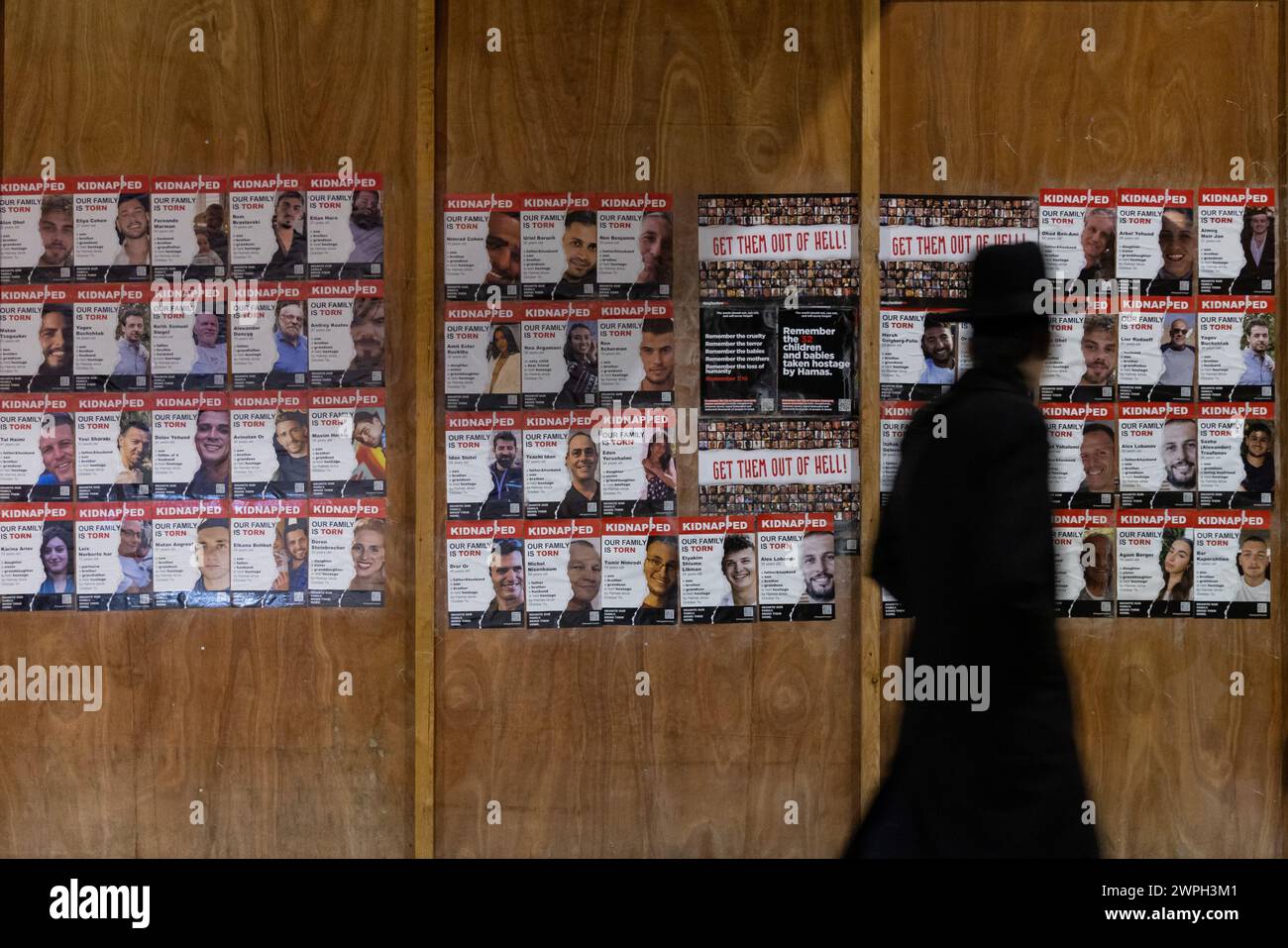 Tráelos a casa Posters, Londres, Reino Unido. 7 de marzo de 2024. Para conmemorar 5 meses desde que 240 israelíes fueron tomados como rehenes en Gaza después de la masacre del 7 de octubre, un pequeño grupo de judíos y cristianos colocó 134 carteles de los que permanecen en cautiverio en una tienda que se acaparó en Londres. Foto de Amanda Rose/Alamy Live News Foto de stock