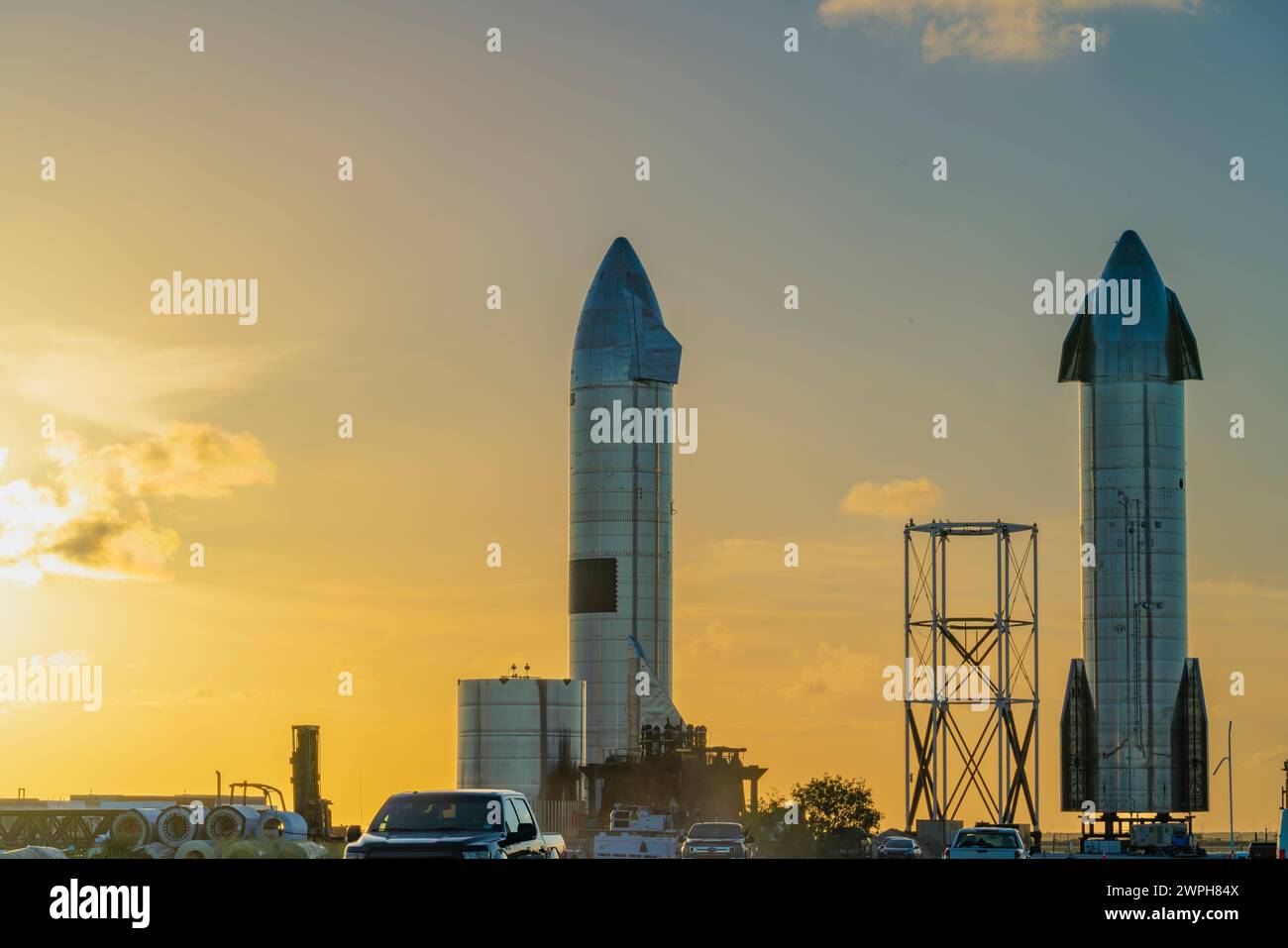 Puesta de sol en Starbase Rocket Garden en Boca Chica Texas Foto de stock