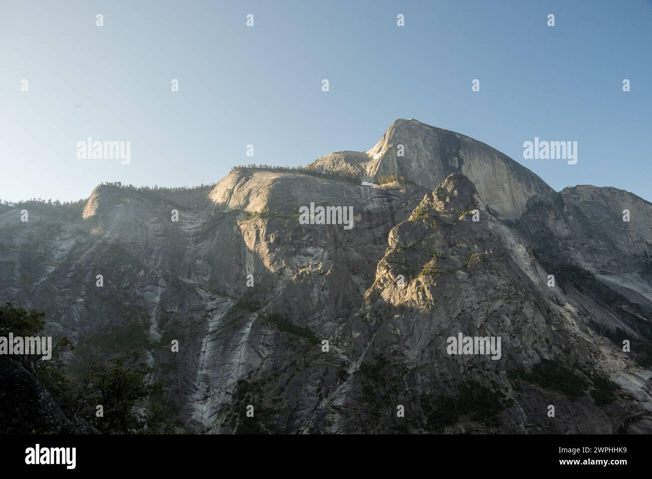 Half Dome se encuentra en lo alto sobre Quarter Dome y Ahwiyah Point sobre Snow Creek Trail en Yosemite Foto de stock