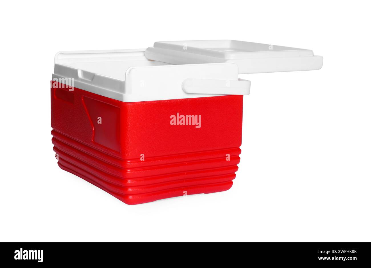 Caja fría de plástico rojo aislada en blanco Foto de stock