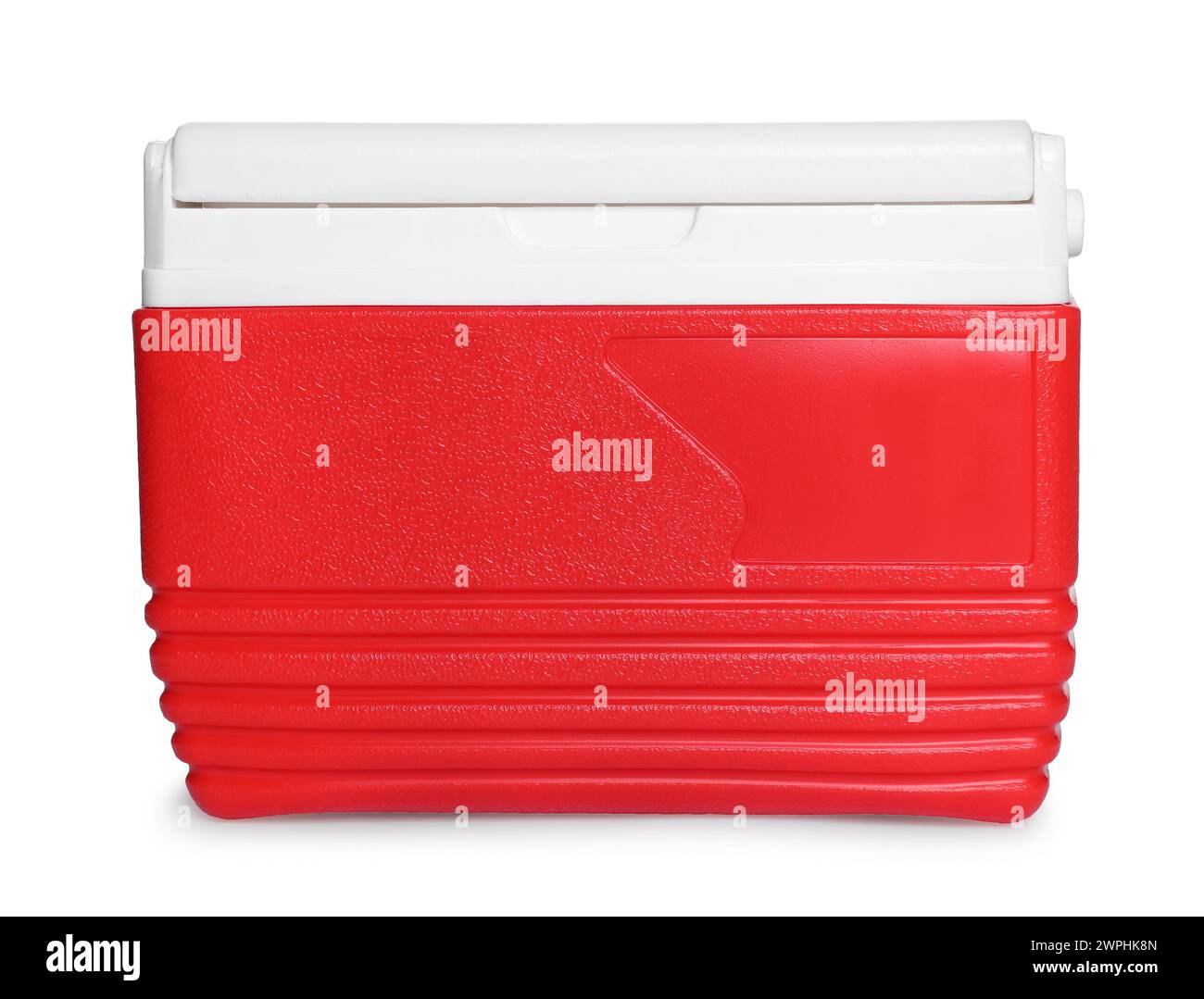 Caja fría de plástico rojo aislada en blanco Foto de stock