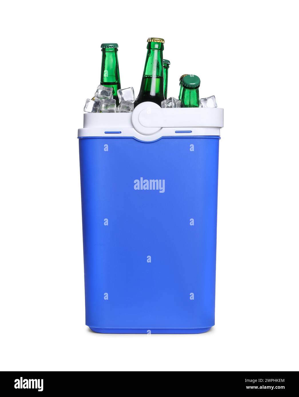 Caja fría de plástico azul con botellas aisladas en blanco Foto de stock