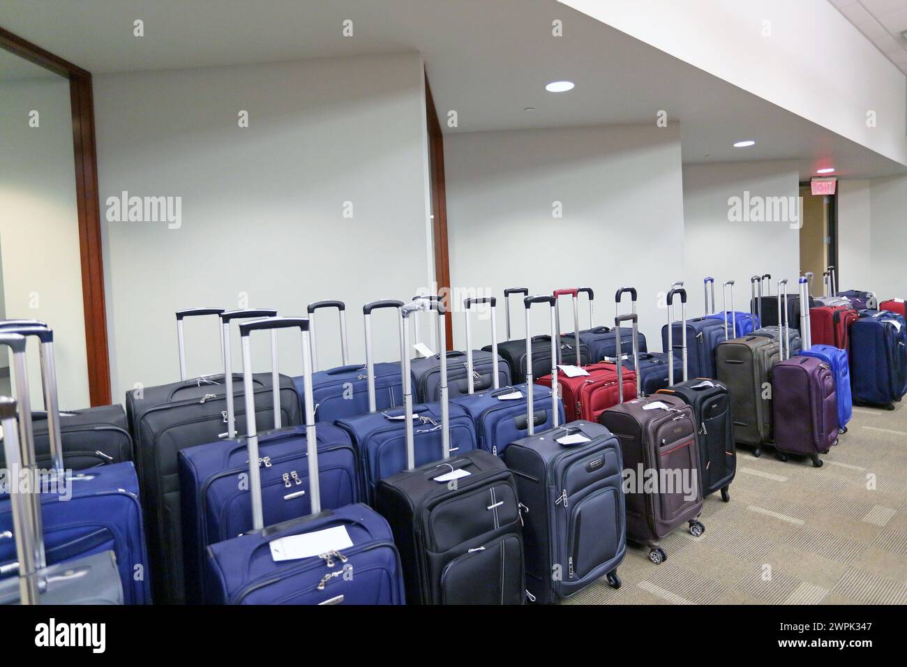 muchas maletas alineadas Foto de stock