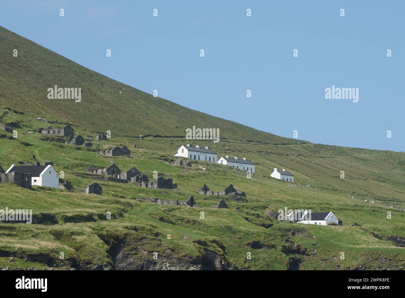 El paisaje urbano de Dingle en una ladera verde de la montaña, Irlanda Foto de stock